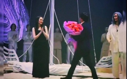 Екеуі татуласты: Қайрат Нұртас Жұлдызға 100 раушан гүлімен келді