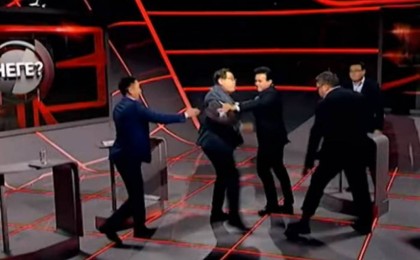 Оппозициялық басылымның басшысы Ермұрат Бапи телеарна эфирінде төбелес шығарды (видео)