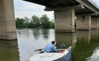 Оралда шомылып жүрген әйел моторлы қайықтың астына түсіп, көз жұмды - Қазақстан жаңалықтары