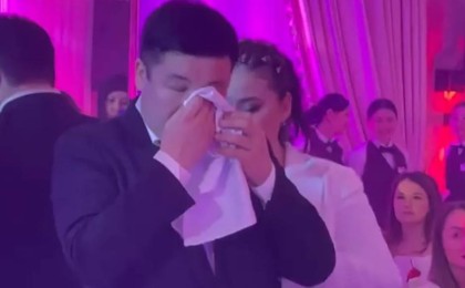 Қарақат Әбілдина тойда әзілдеймін деп Тұрсынбек Қабатовты жылатып алды