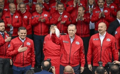 Ердоған сырқаттанып қалғаннан кейін алғаш рет жұрт алдына шықты