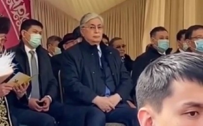 Өзін видеоға түсірген адамға жылы ишарат танытқан Тоқаев хит болды