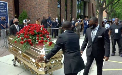 Джордж Флойдты ақтық сапарға шығарып салуға жүздеген адам келді – видео