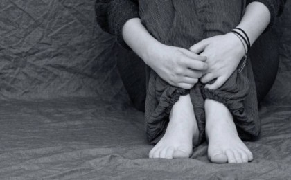 Мас ер адам жағажайда бейтаныс бойжеткенді соққыға жыққан