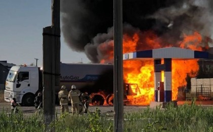 Атырауда жанармай құю бекетінде жарылыс болды: көлік жүргізуші көз жұмды