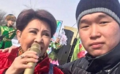 Роза Рымбаева көкірегінен итерсе де, селфи жасап үлгерген фанат желіні шулатты (ВИДЕО)