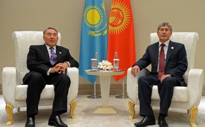 Алмазбек Атамбаевты камерадан іш киіммен сүйреп шығып, сотқа әкелді