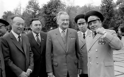 Зейнеткер Назарбаев халық арасында Қонаев сияқты емен-жарқын жүре ала ма?