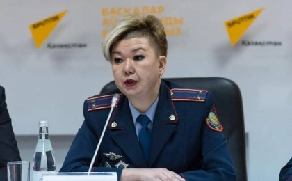 Ерекше шаш үлгісімен танылған көші-қон полицейіне үкім шықты