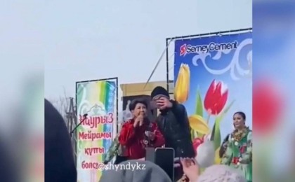 Әнші Роза Рымбаева селфиге түспек болған жанкүйерін итеріп жіберді