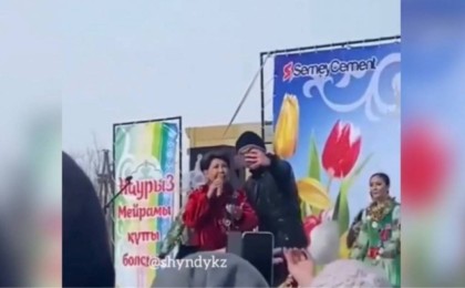 Роза Рымбаева сэлфи жасамақ болған жігітті кеудесінен итерді