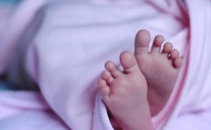 "Қорқып кетіп, туысымды шақырдым": Оралда төсеніштерді қағуға шыққан әйел қоқыс жәшігінен нәресте тауып алды