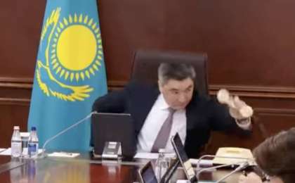 Үкіметтегі күтпеген жағдай: Бектенов телефон қоңырауынан кейін залдан шығып кетті