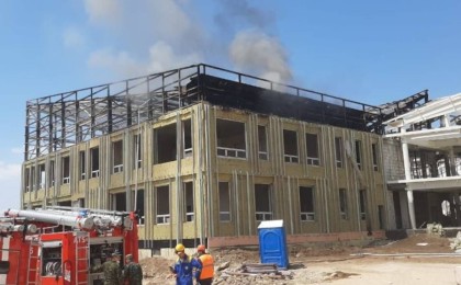 Өртеніп жатқан ғимарат шатырынан ер адам ерекше жағдайда құтқарылды – видео