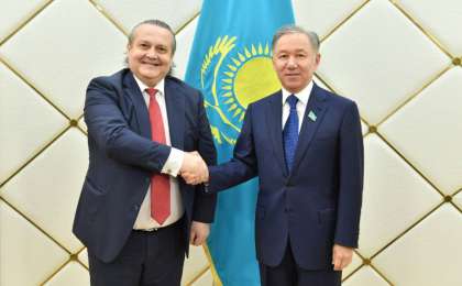 马吉利斯议长会见保加利亚驻哈大使