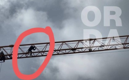 СҚО тұрғыны шенділерге жанайқайын жеткізу үшін құрылыс кранына шығып алған