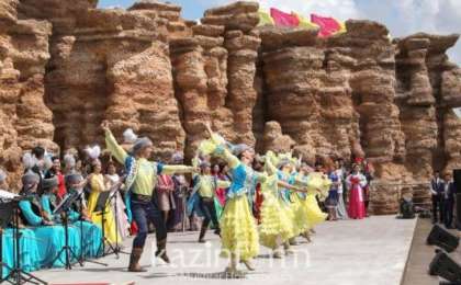 哈萨克斯坦民族和睦大会在首都举行宪法日庆祝活动