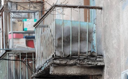 Астанада әйелін балконнан итеріп жіберген ер адамға сот үкім шығарды