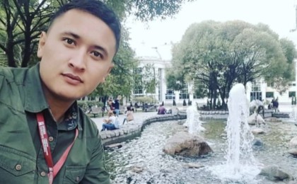 «Құдаймен, өліммен қорқытып бітті»: Журналист халықтың «басын қатырған» діндарларға ашулы