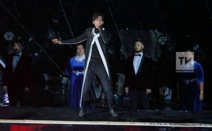 迪玛希在喀山国际技能竞赛活动上献唱