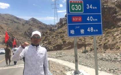 中国哈萨克小伙禁食徒步5000公里抵达上海