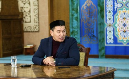 “Күйеуің жүргіш болса да өз міндетіңді атқар”: Әйелдерге ақыл айтқан имам көптің ашуына тиді