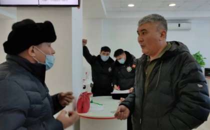 "Бүкіл Қазақстанда доллар болмағаны ма?": Ақтөбелік кәсіпкер банктен ақшасын ала алмай жүр