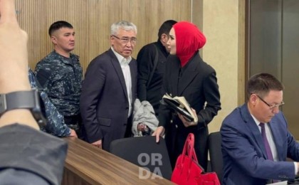 Арыстанбек Мұхамедиұлының орынбасарын сот залынан жедел жәрдеммен алып кетті