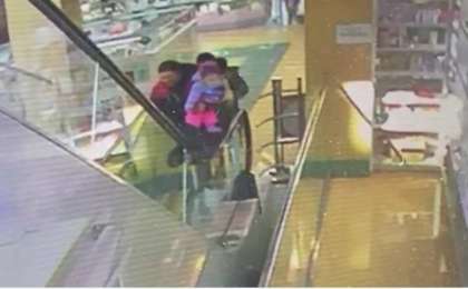 Оралда анасы эскалатордан құлатып алған тоғыз айлық қыз қайтыс болды