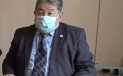 "Іш киімім туралы да сұрайтын шығарсыз": Жаркент әкімінің дөрекі жауаптары жұрттың жағасын ұстатты