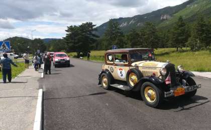 “2019北京-巴黎老爷车拉力赛”参赛车辆经过阿克莫拉