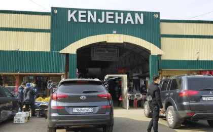 "5 миллион теңге бермесек, базардан кетіреді": Алматыдағы "Кенжехан" базарының сатушылары шу шығарды