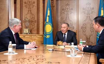 首任总统纳扎尔巴耶夫会见俄罗斯驻哈大使