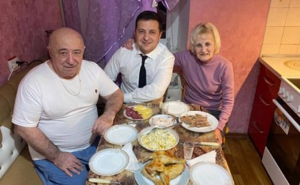 Зеленскийдің ата-анасымен түскен суреті әлеуметтік желіде қызу пікірталас тудырды