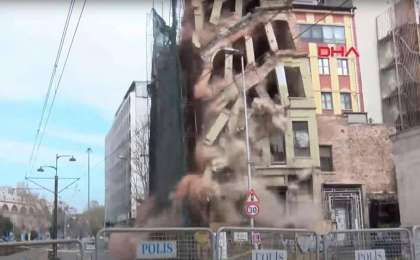 Ыстамбұлдың орталығында бес қабатты ғимарат құлады (ВИДЕО)