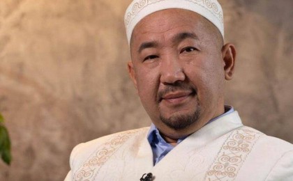 «Рахаттанып істейсің, сосын шулатасың»: Нұрлан имам екіқабат қылып тастап кетті деп жылайтын қыздарды сынға алды