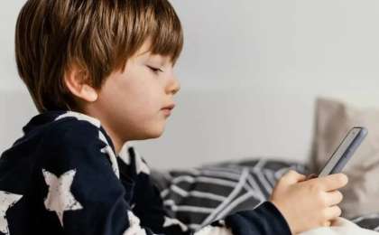 "Әйелдердің кеудесін ашқан, жыныстық қатынас көріністері бар": TikTok балаларға порнография ұсынған