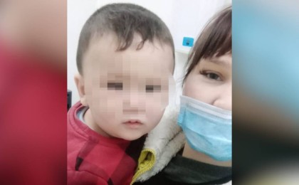 Анасы аязда далаға тастап кеткен баланы әжесі келіп алып кетті
