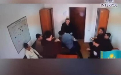 Ақтаудағы криминалды полиция басшысының қызметкерлерін ұрып жатқан бейнежазба тарады