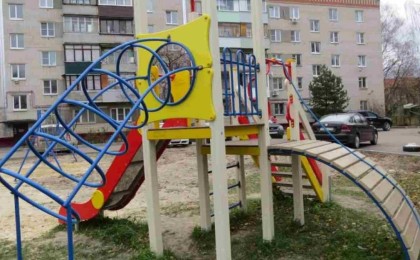 Оралда ер адам ойын алаңында асылып қалды