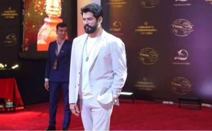 “Қоршауды сындырып, құлап жатыр”: Бурак Өзчивиттің қазақстандық жанкүйерлері елді шошытты