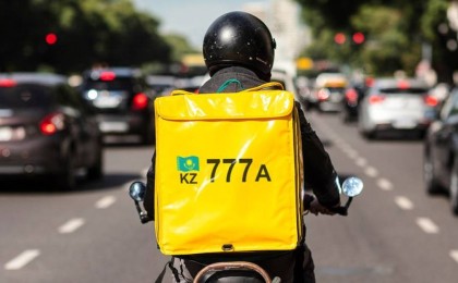 Алматыда курьер мопедіне нөмір тағылады