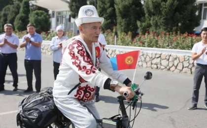 Қырғызстандық зейнеткер Астанада өтетін көшпенділер ойындарына велосипедпен шықты