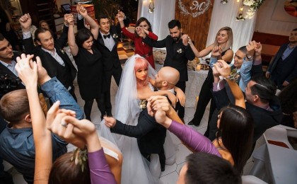 Қуыршаққа үйленген қазақстандық ұлан-асыр той жасады