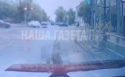 Қостанайда такси көлігінен құлап кеткен әйелді екінші көлік басып өтті  