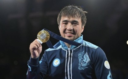 «Сахнадан көрсек, таңғалмаймыз»: желіде Елдос Сметовтің ән айтқан видеосы тарады