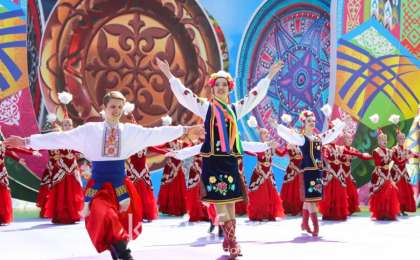 努尔-苏丹市热烈庆祝民族团结日