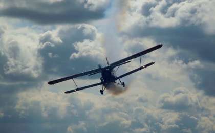 一架轻型农用飞机在阿克莫拉州坠毁