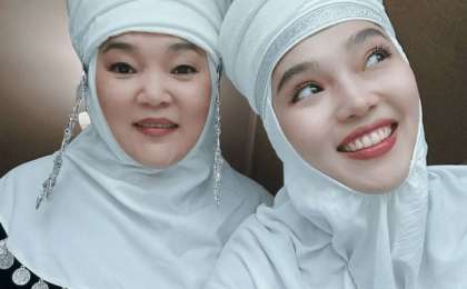 Ұлттық дәстүрді насихаттайтын Жанар Айжанованың қызы Айжұлдыз Адайбекова да кимешек киді