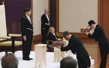 日本新天皇发表首次讲话 称“将履行象征职责”